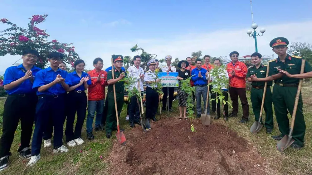 ảnh 3. Đại diện các đơn vị tham gia Tết trồng cây.jpg