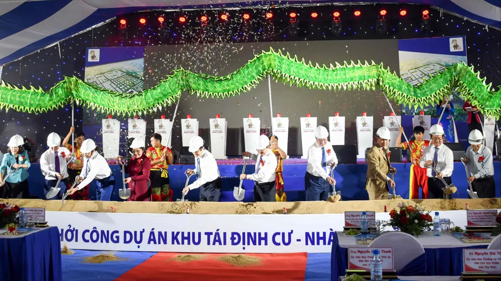 Các đại biểu thực hiện nghi thức khởi công dự án