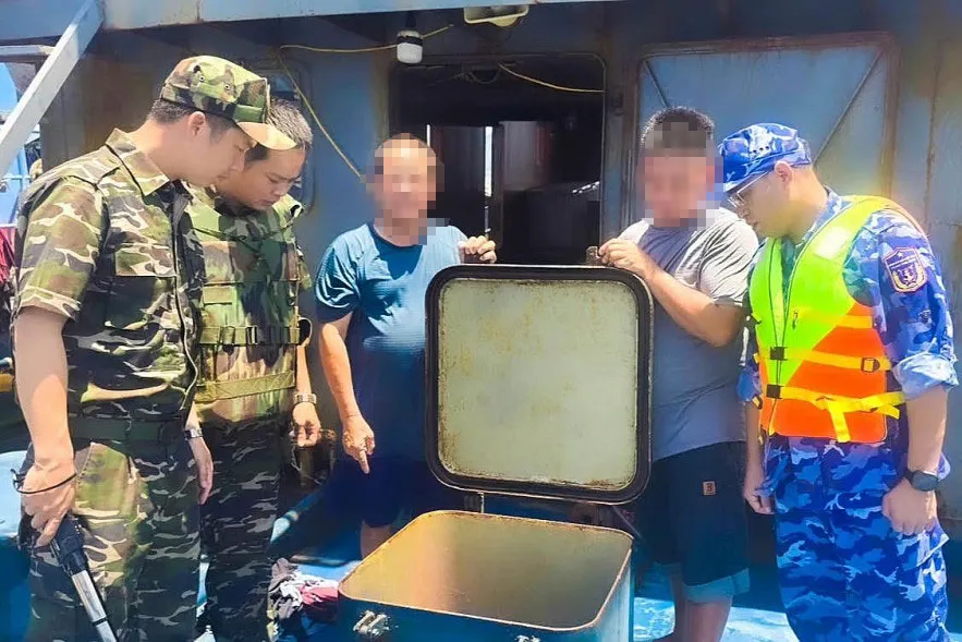 Lực lượng Hải quan phối hợp với Cảnh sát biển bắt giữ một vụ vận chuyển trái phép dầu D.O trên biển. Ảnh: HQ