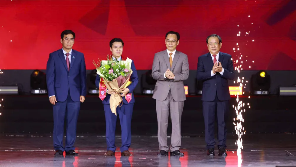 GS.TS. Đỗ Văn Đại, Phó Hiệu trưởng Trường Đại học Luật TP.HCM, được trao Giải Kiến tạo của Giải thưởng “Tinh hoa Pháp lý – Legal Elite Award 2026”.jpg.jpg