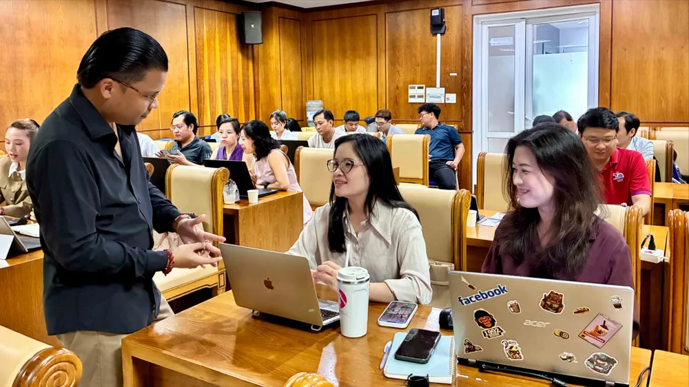 Nhà báo - Thạc sĩ Ngô Trần Thịnh hướng dẫn học viên về kỹ năng sản xuất, phát triển video trên nền tảng số. Ảnh: VĂN MINH