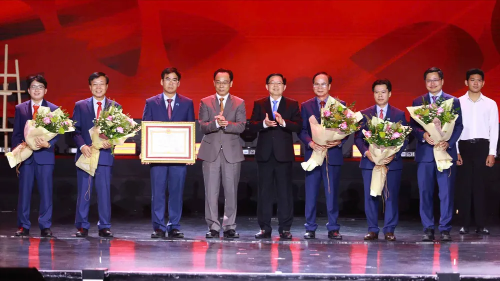 ULAW đón nhận Huân chương Lao động Hạng II tại sự kiện.jpg