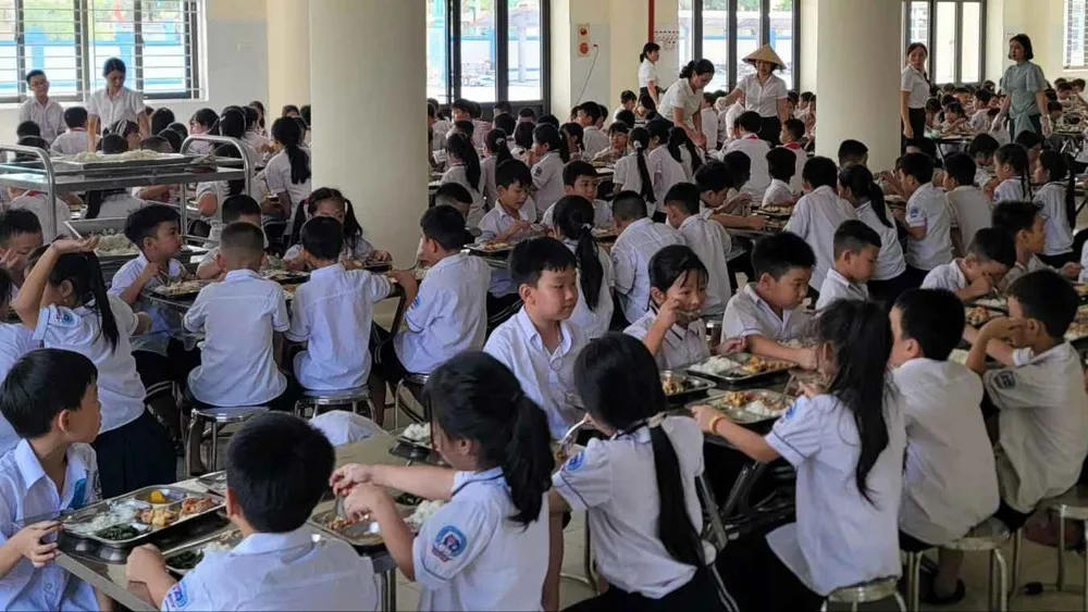 Một bữa ăn bán trú tại trường