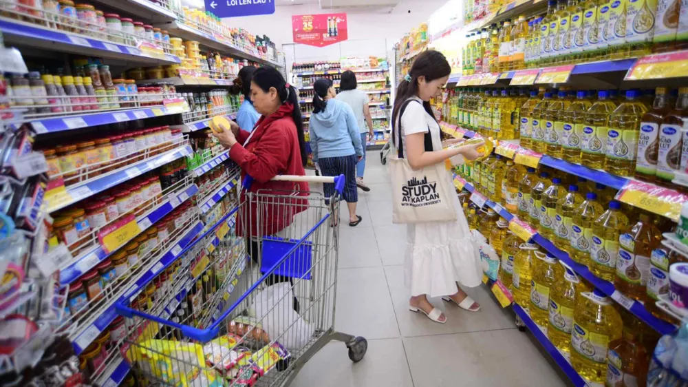 Người dân mua sắm tại siêu thị