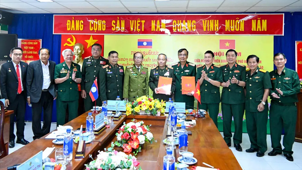 Hội CCB TPHCM và Hiệp hội CCB tỉnh Champasak ký kết biên bản ghi nhớ hợp tác