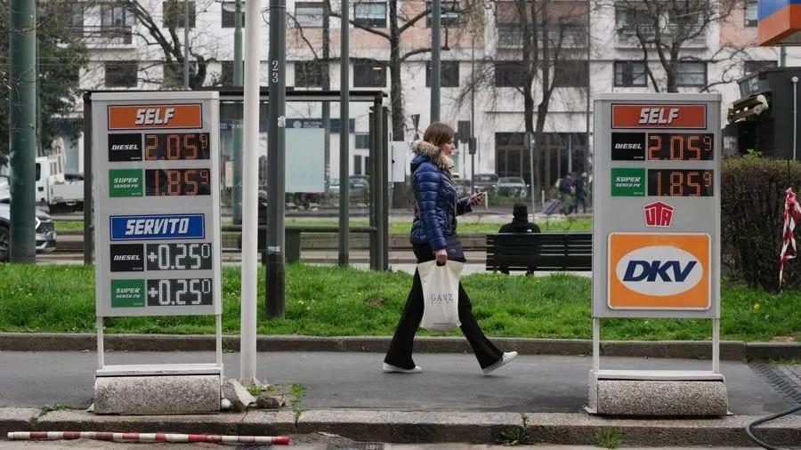 Bảng giá nhiên liệu tại Italy trong tháng 3-2026. Ảnh: XINHUA 