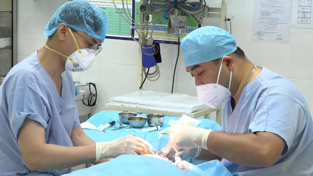 Bác sĩ Bệnh viện Da liễu TPHCM "sửa lỗi" cho một phụ nữ bị tai biến nghiêm trọng sau nâng ngực tại một cơ sở không phép