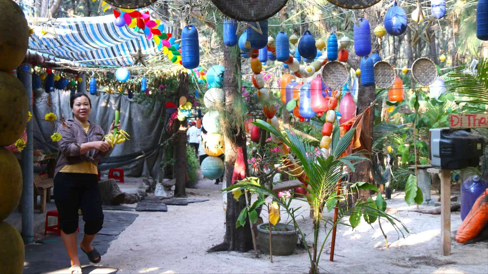  Bên trong khu vườn rực rỡ sắc màu của Chị Tạ Thị Kim Phôn