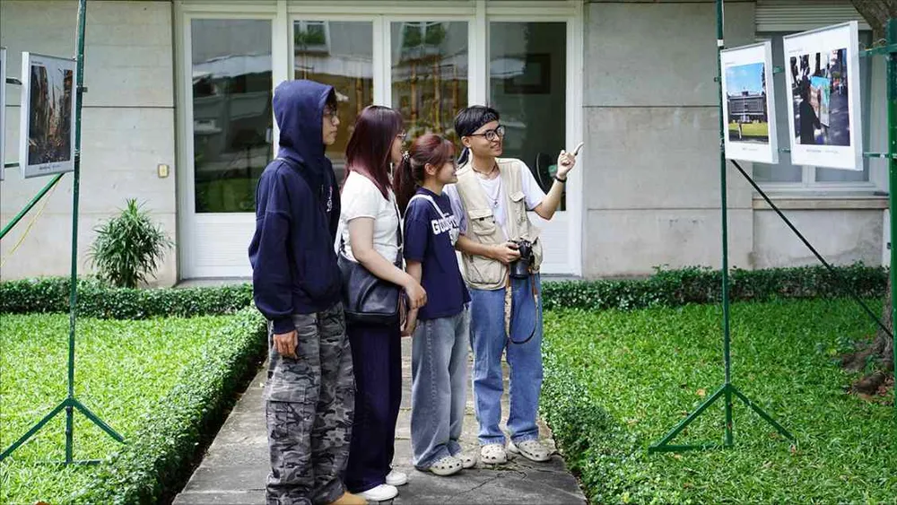 Khách tham quan triển lãm ảnh các di tích tại Viện trao đổi văn hóa với Pháp (số 31 đường Thái Văn Lung, phường Sài Gòn, TPHCM) vào cuối tháng 3 vừa qua