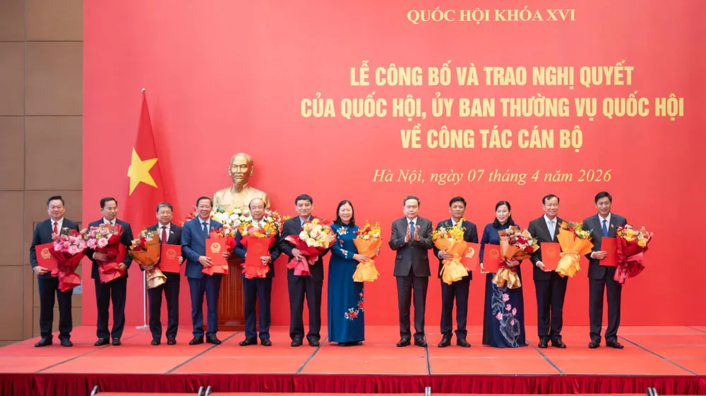 Chủ tịch Quốc hội Trần Thanh Mẫn trao các nghị quyết của Quốc hội