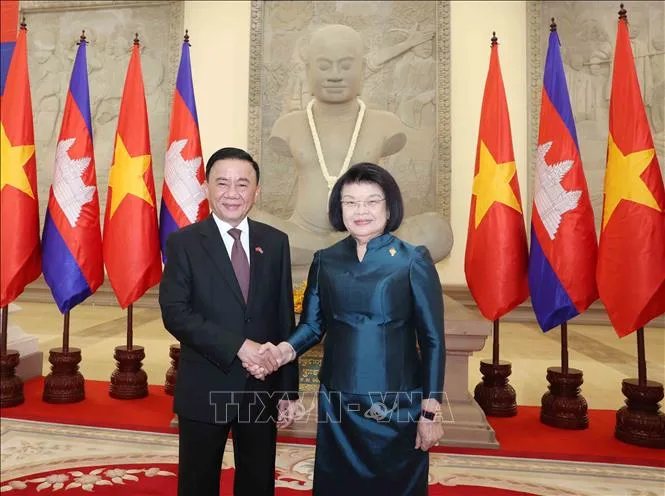 Thường trực Ban Bí thư Trần Cẩm Tú và Chủ tịch Quốc hội Campuchia Samdech Khuon Sudary   Ảnh: TTXVN