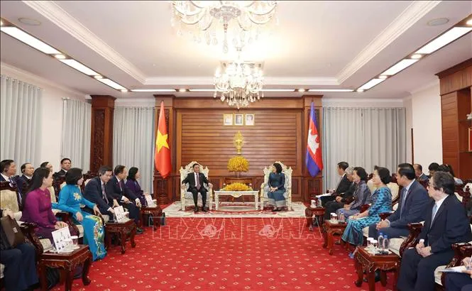 Thường trực Ban Bí thư Trần Cẩm Tú hội kiến Chủ tịch Quốc hội Campuchia Khuon Sudary. Ảnh: TTXVN