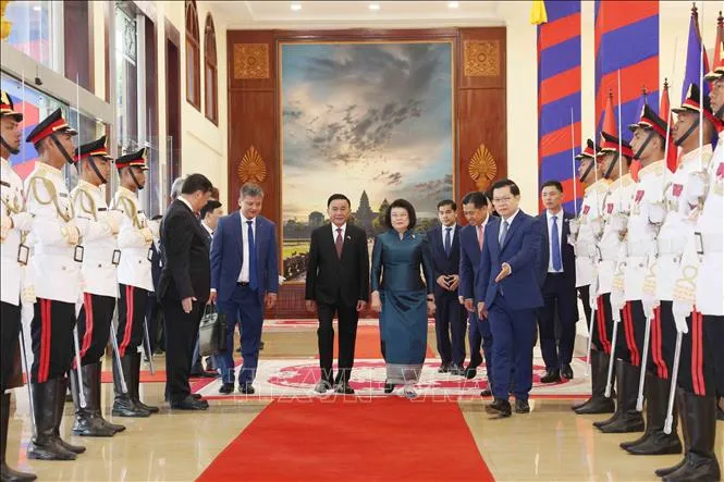 Chủ tịch Quốc hội Campuchia Khuon Sudary đón Thường trực Ban Bí thư Trần Cẩm Tú. Ảnh: TTXVN