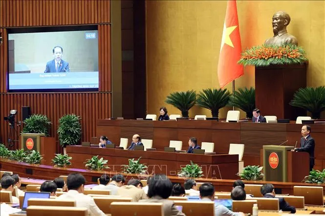 Bộ trưởng Bộ Tư Pháp Hoàng Thanh Tùng phát biểu giải trình, làm rõ một số vấn đề đại biểu Quốc hội nêu. Ảnh: TTXVN