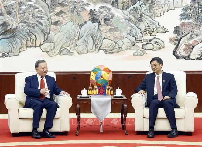 Tổng Bí thư, Chủ tịch nước Tô Lâm tiếp đồng chí Trần Cương, Ủy viên Trung ương Đảng, Bí thư Khu ủy Khu tự trị dân tộc Choang Quảng Tây. Ảnh: TTXVN