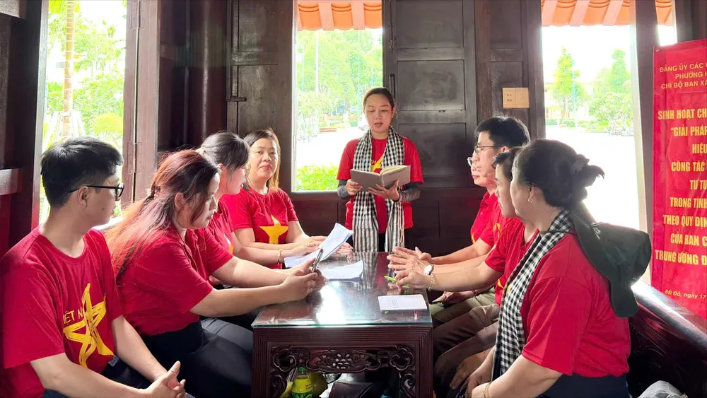 Chi bộ Ban Xây dựng Đảng, phường Hòa Hưng, TPHCM sinh hoạt chuyên đề về Quy định số 19-QĐ/TW (ẢNH: LÊ MINH)