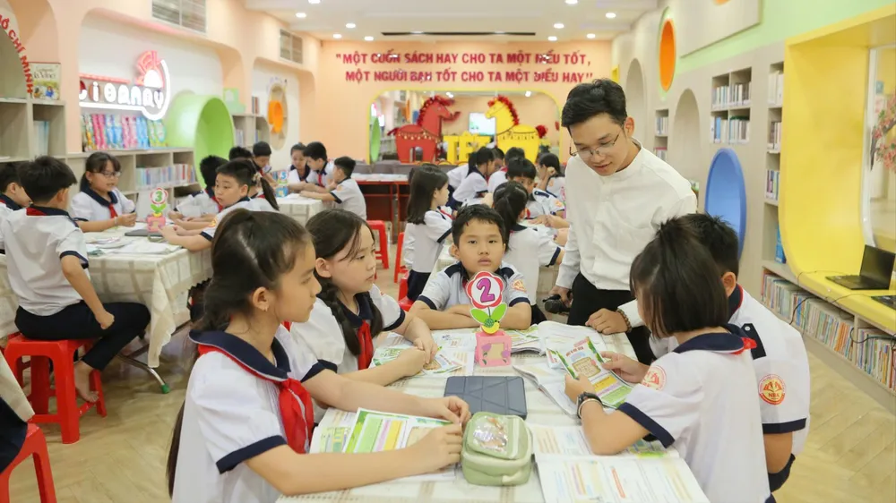 Học sinh tham gia hoạt động đọc mở rộng của môn tiếng Việt lớp 4, Trường Tiểu học Nguyễn Bỉnh Khiêm (phường Sài Gòn, TPHCM)