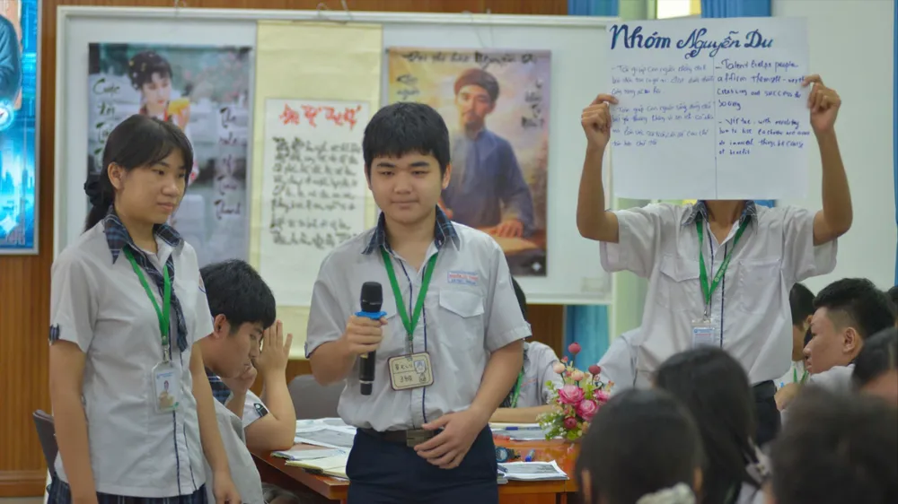 Học sinh Trường THPT Nguyễn Tất Thành trong tiết học "Độc Tiểu Thanh ký"