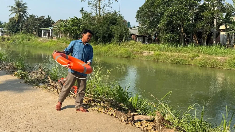 Anh Nguyễn Văn Cảnh luôn chuẩn bị phao cứu sinh để cứu người gặp nạn
