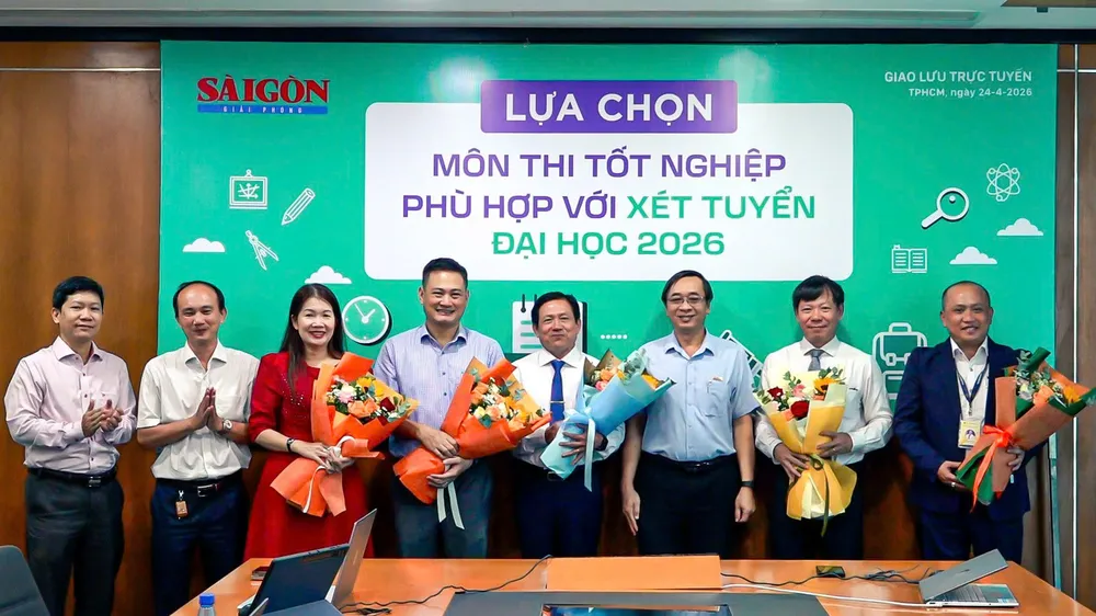 Phó Tổng Biên tập Báo SGGP Trương Đức Nghĩa tặng hoa cho các khách mời tại buổi giao lưu trực tuyến. Ảnh: TAM NGUYÊN