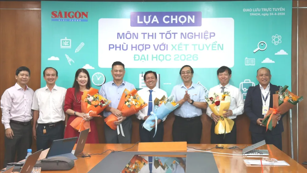 Phó Tổng Biên tập Báo SGGP Trương Đức Nghĩa tặng hoa cho các khách mời tại buổi giao lưu trực tuyến. Ảnh: DŨNG PHƯƠNG