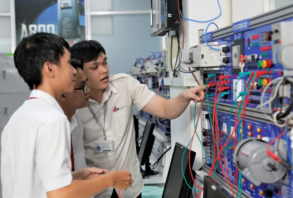 Sinh viên Khoa Công nghệ điện Trường ĐH Công nghiệp TPHCM học thực hành .jpg