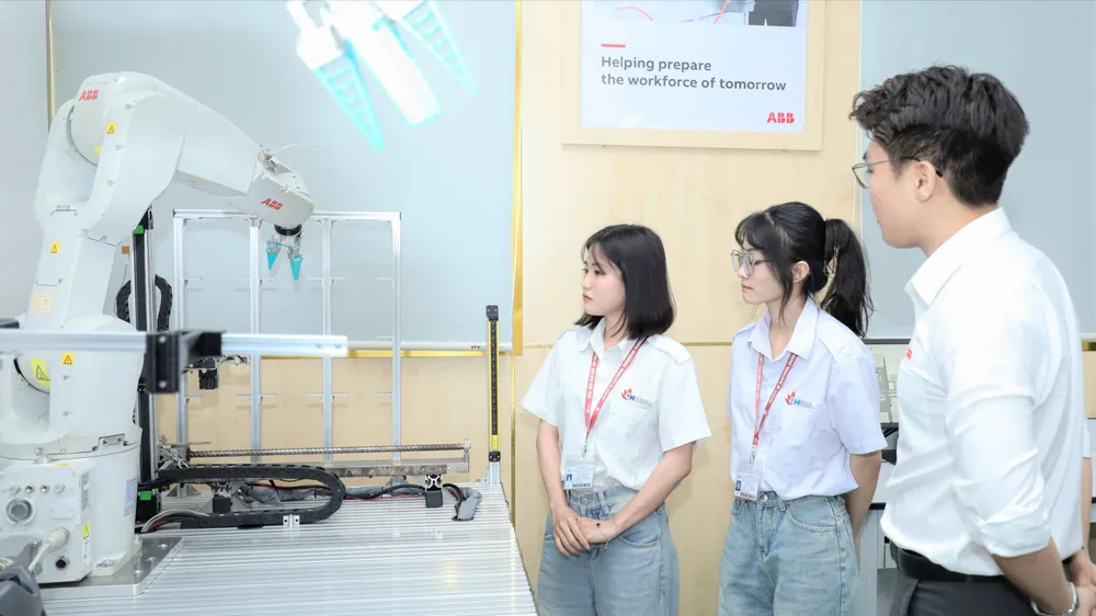 Sinh viên Khoa Công nghệ điện Trường ĐH Công nghiệp TPHCM trong giờ học thực hành .jpg