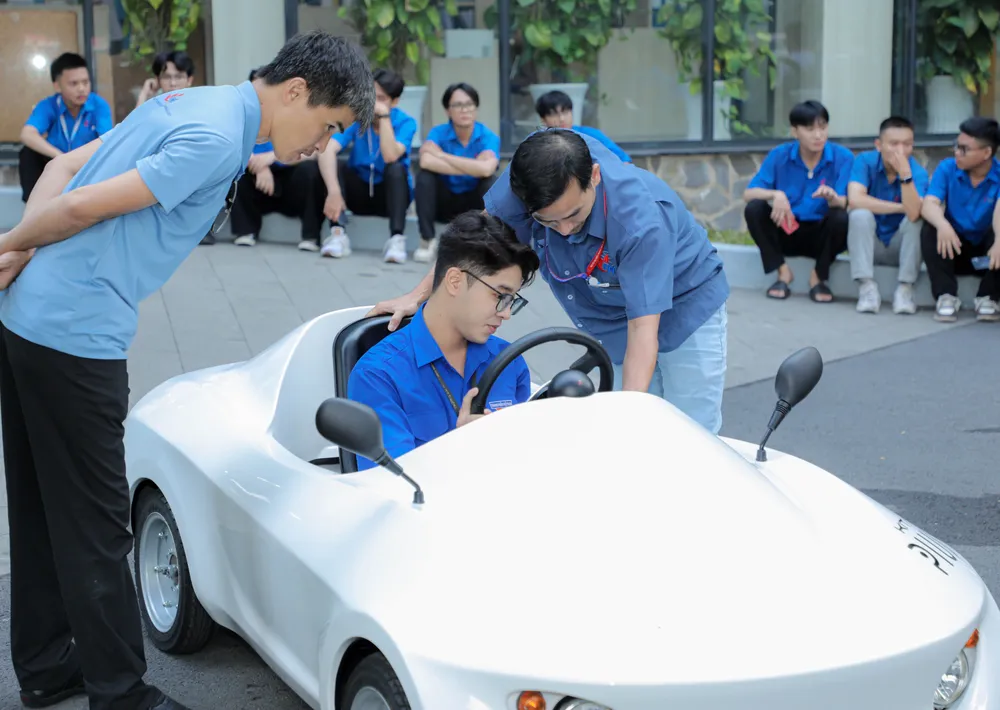Sinh viên khoa công nghệ động lực trải nghiệm thực tế xe điện .jpg