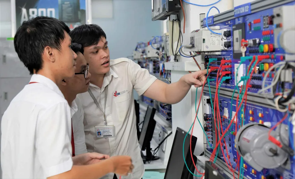 Sinh viên ngành Điện - Điện tử Trường ĐH Công nghiệp TPHCM trong giờ học thực hành.jpg