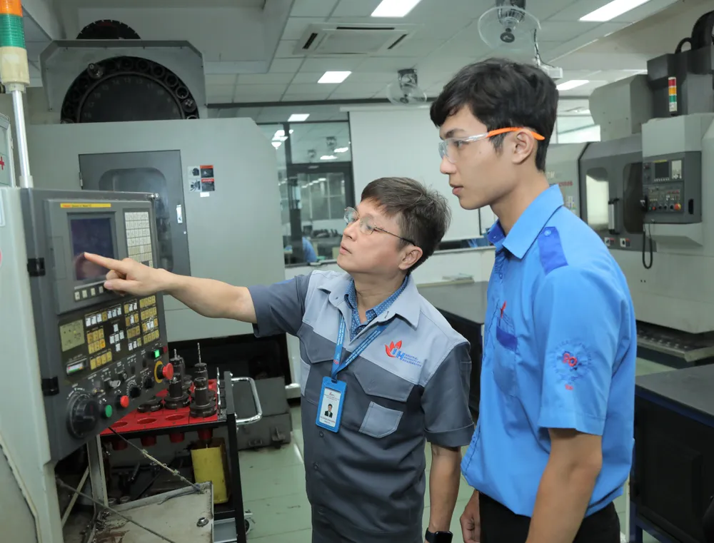 Sinh viên ngành Kỹ thuật điện học thực hành.jpg