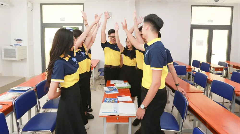 Sinh viên ngành Marketing Trường ĐH Tài chính Marketing TPHCM trong giờ học nhóm.jpg