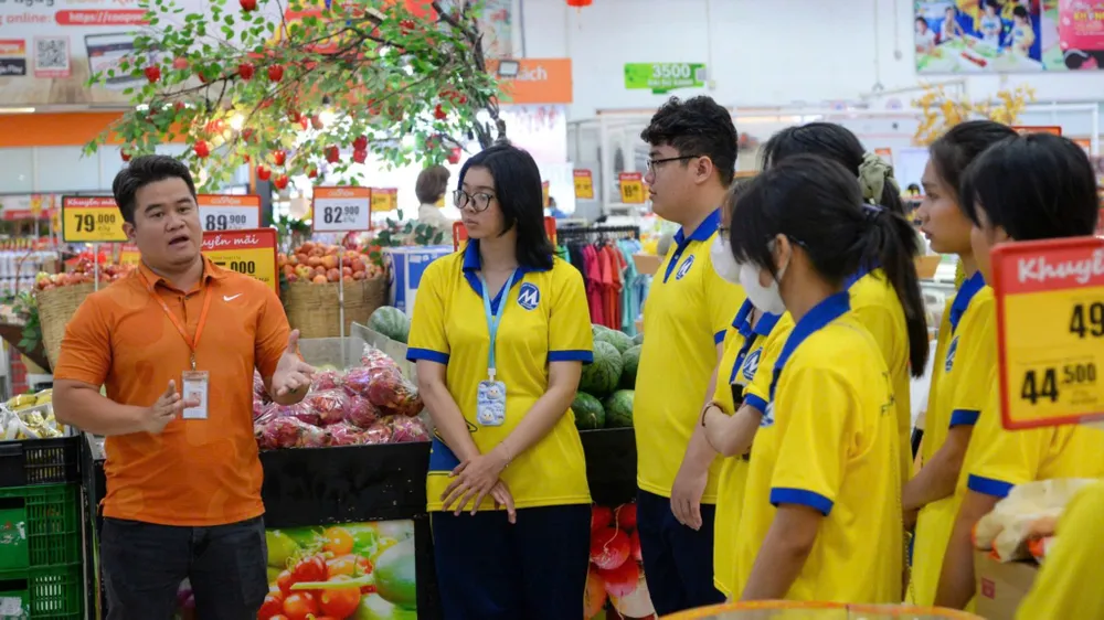 Sinh viên Trường ĐH Tài chính Marketing TPHCM học thực tế tại doanh nghiệp.jpg