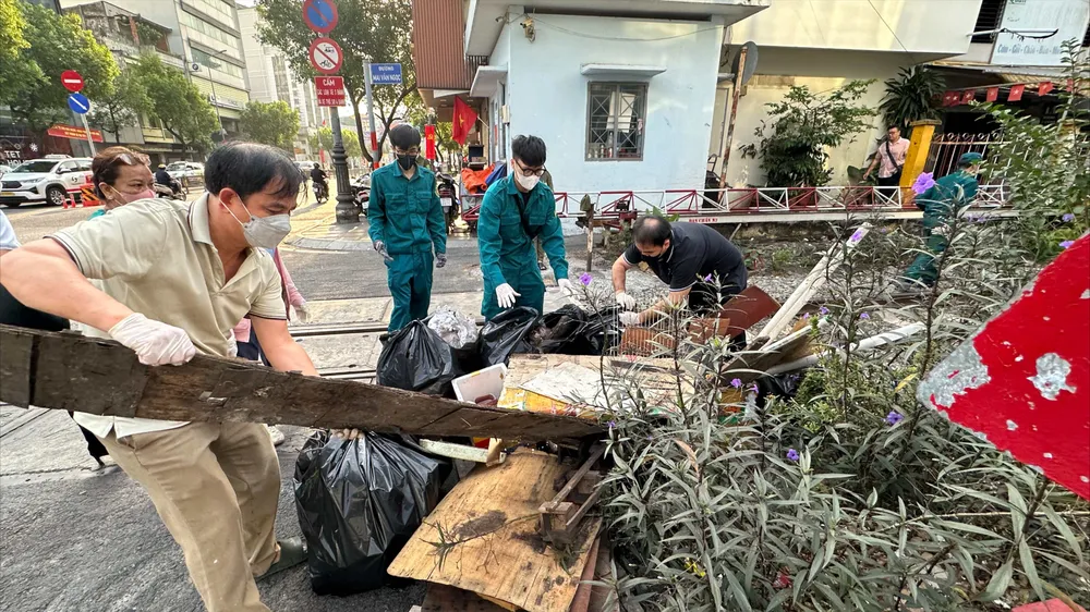 Rác thải được gom lại để vận chuyển đi xử lý. Ảnh: THANH HIỀN