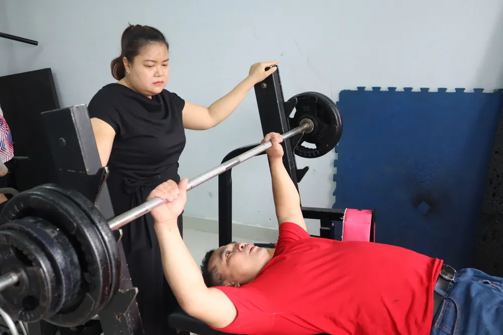 Vận động viên tập luyện môn cử tạ 