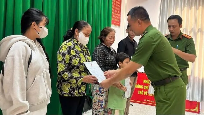 Công an phường Bà Rịa trao giấy khai sinh cho những trường hợp đặc biệt