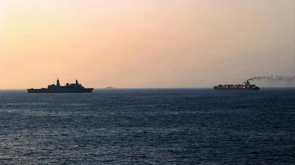 Tàu chiến Mỹ (trái) theo dõi tàu chở hàng Iran tại biển Arab, ngày 20-4 (ẢNH: US NAVY)