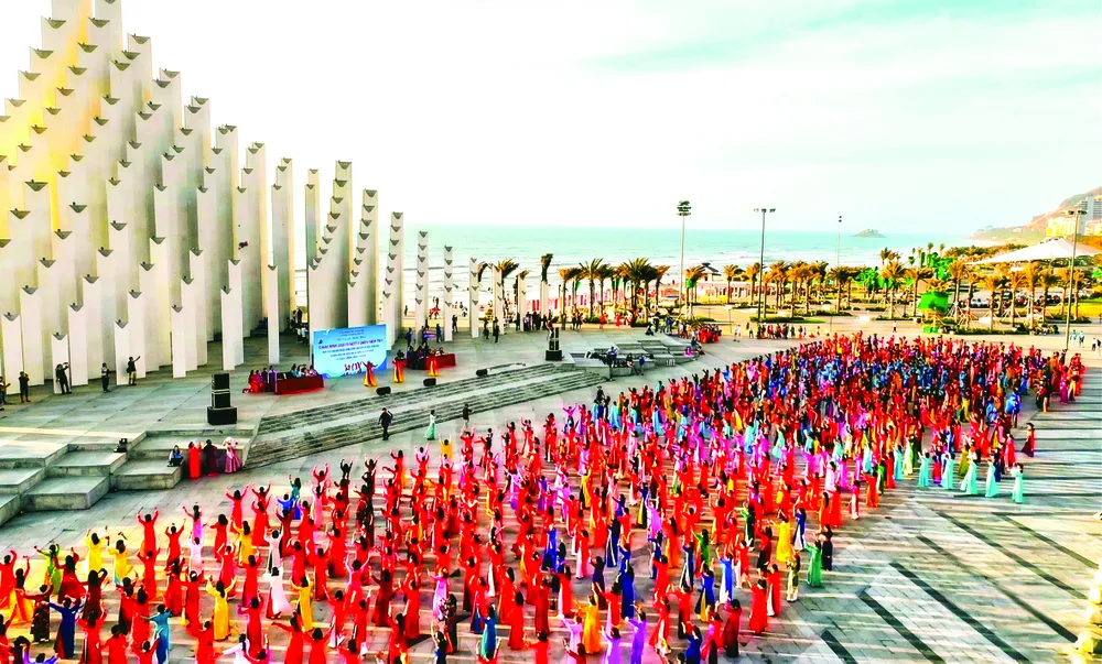 Hơn 1.200 hội viên phụ nữ đồng diễn dân vũ áo dài tại tháp Tam Thắng, TPHCM (ẢNH: NGUYỄN NAM)