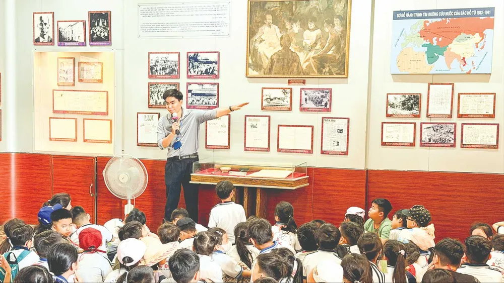 Học sinh tham quan tại Bảo tàng Hồ Chí Minh - Chi nhánh TPHCM