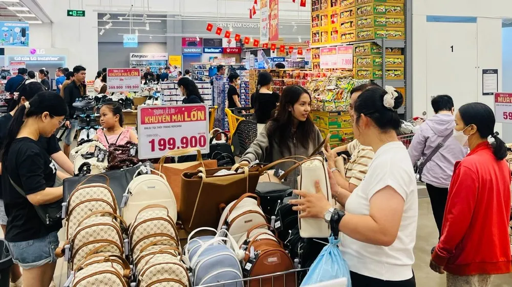 Emart tối.jpg
