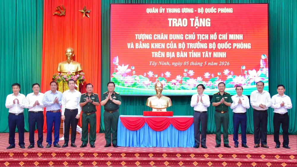 Đại tướng Nguyễn Trọng Nghĩa trao tặng tượng chân dung Chủ tịch Hồ Chí Minh