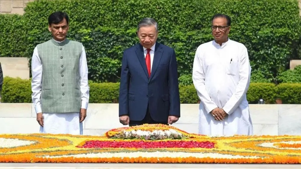 Tổng Bí thư, Chủ tịch nước Tô Lâm đặt vòng hoa tưởng niệm Mahatma Gandhi. Ảnh: UDAY INDIA/BÁO NHÂN DÂN