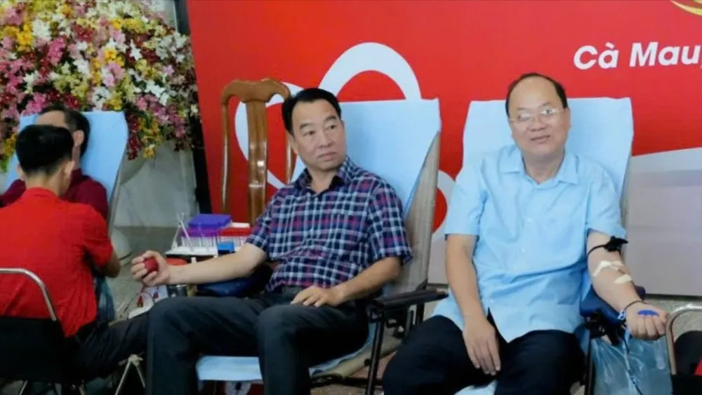 Bí thư Tỉnh ủy Cà Mau Nguyễn Hồ Hải và Chủ tịch UBND tỉnh Cà Mau Lữ Quang Ngời tham gia hiến máu tình nguyện