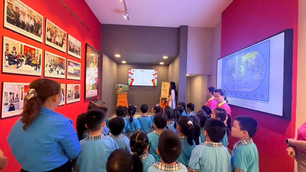 Học sinh tham quan di tích “Nơi đồng chí Nguyễn Tất Thành ở trước khi ra đi tìm đường cứu nước” tại số 5 đường Châu Văn Liêm, phường Chợ Lớn, TPHCM (ẢNH: BÌNH AN)