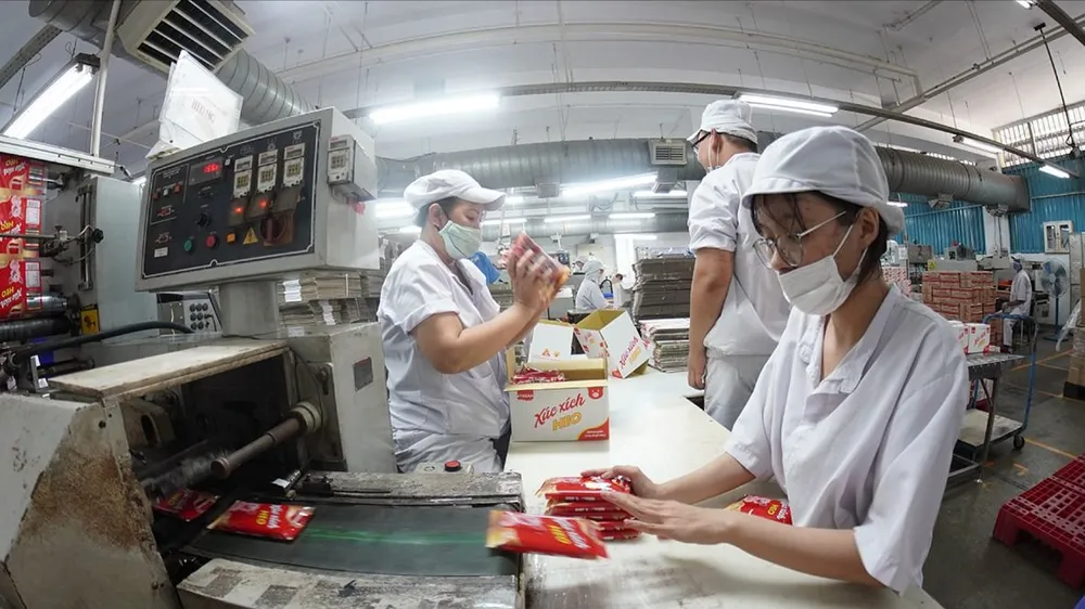 Dây chuyền sản xuất xúc xích tại Nhà máy chế biến thực phẩm Vissan, phường Bình Lợi Trung, TPHCM (ẢNH: HOÀNG HÙNG)