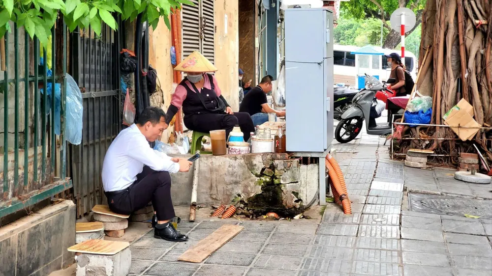 Quán nước trên đường Trần Nhân Tông (phường Hai Bà Trưng, TP Hà Nội) dùng gạch làm chỗ ngồi cho khách, gây mất mỹ quan đô thị (ẢNH: HÀ NGUYỄN)