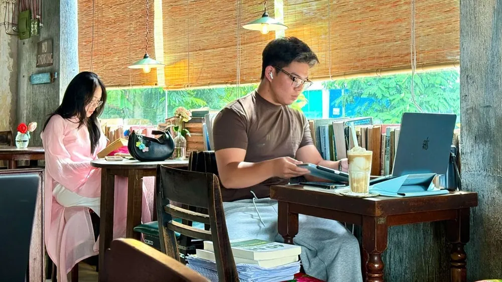 Bạn trẻ tìm đến quán cà phê như một nơi để “trú ẩn” tinh thần