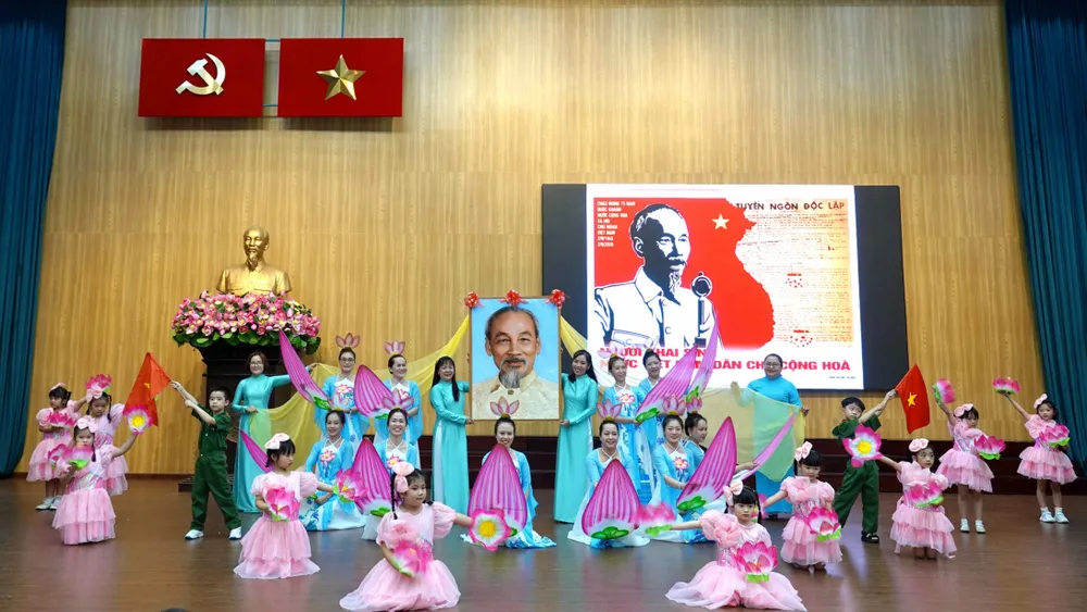 Tiết mục biểu diễn "Bác Hồ một tình yêu bao la" của Công đoàn cơ sở Trường Mầm Non 9. Ảnh: THÚY BÌNH