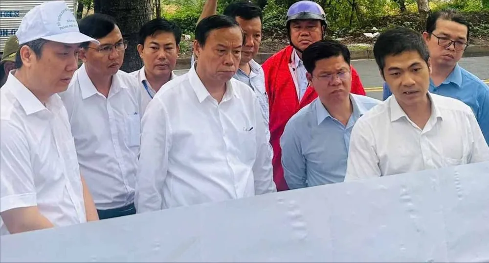 Đồng chí Nguyễn Văn Thọ khảo sát dự án chậm tiến độ