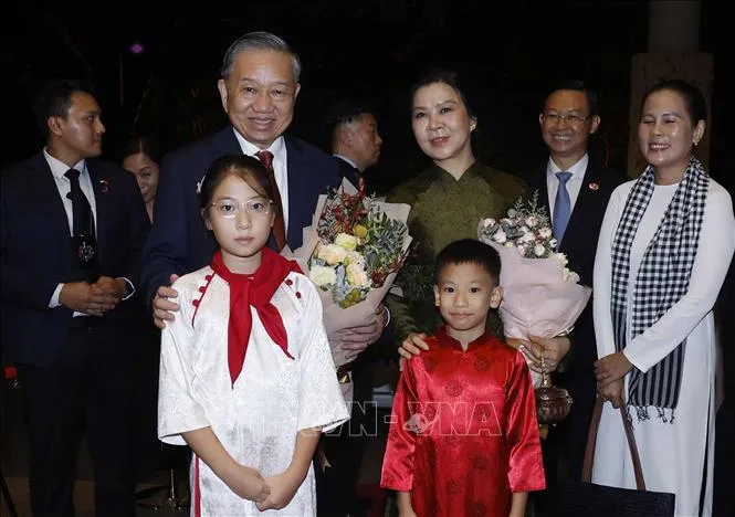 Cán bộ, nhân viên Đại sứ quán và cộng đồng người Việt Nam tại Singapore đón Tổng Bí thư, Chủ tịch nước Tô Lâm và Phu nhân. Ảnh: TTXVN