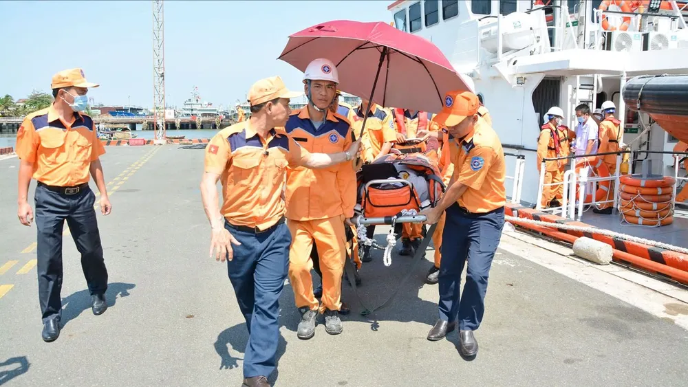 Thuyền viên người nước ngoài bị nạn trên biển được đưa về bờ an toàn